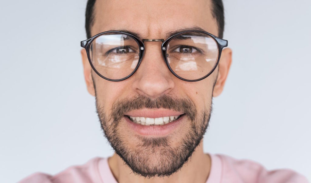 Okulary korekcyjne są niezbędnym elementem wyposażenia dla osób cierpiących na wadę wzroku.