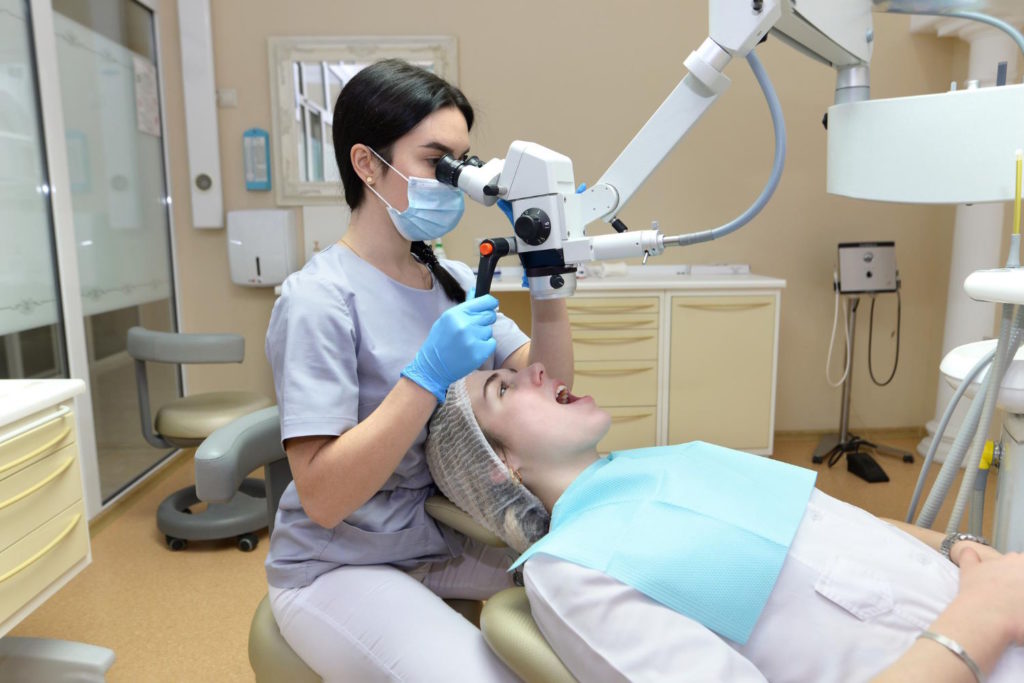 Mikroskopowe leczenie zębów to nowoczesne podejście oparte na technologii, które ma wiele korzyści zarówno dla pacjentów, jak i stomatologów