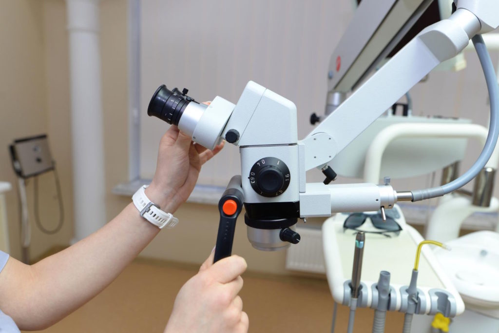 Mikroskopowe leczenie zębów to nowoczesne podejście oparte na technologii, które ma wiele korzyści zarówno dla pacjentów, jak i stomatologów