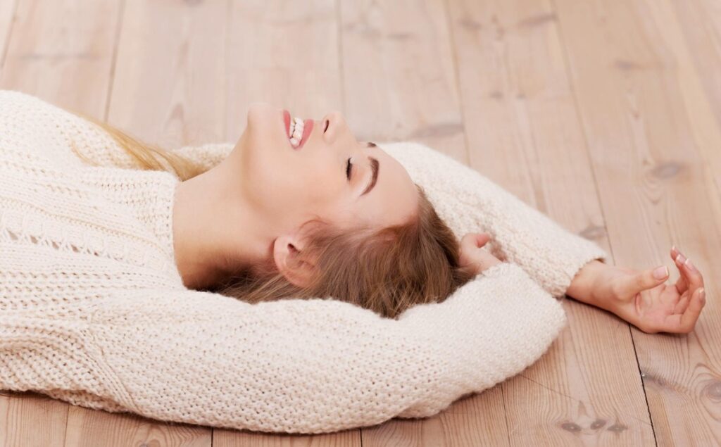 Kiedy myślimy o odnowieniu mieszkania lub wyborze materiałów do nowego domu, podłoga jest jednym z kluczowych elementów, który wpływa na charakter całego wnętrza