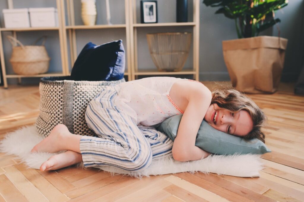 Kiedy myślimy o odnowieniu mieszkania lub wyborze materiałów do nowego domu, podłoga jest jednym z kluczowych elementów, który wpływa na charakter całego wnętrza